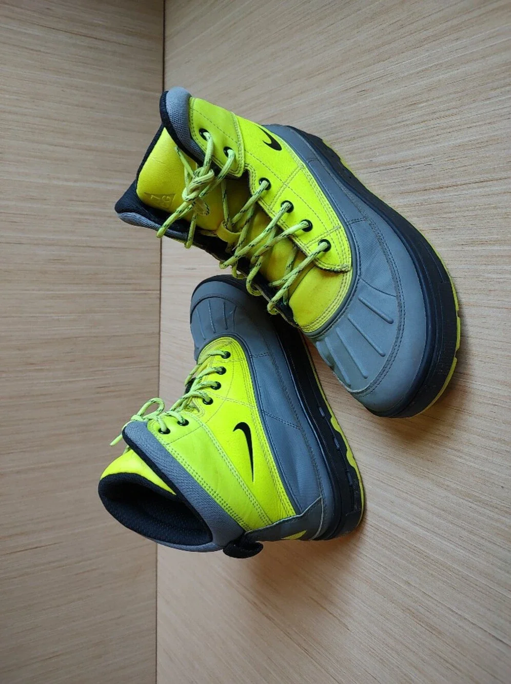 Nike Woodside 2 High Boots Lace Up Sneakers Yellow Neon Green Grey Rubber 7Y